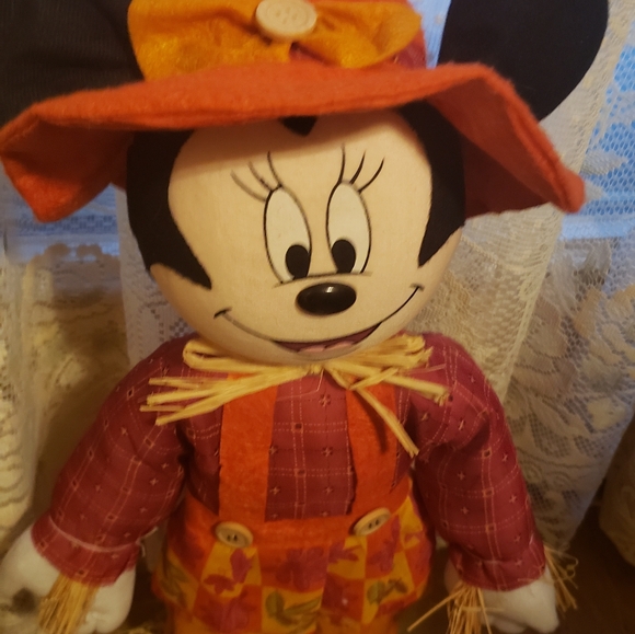 20-inch Minnie Mouse scarecrow decoration  - Picture 3 of 12